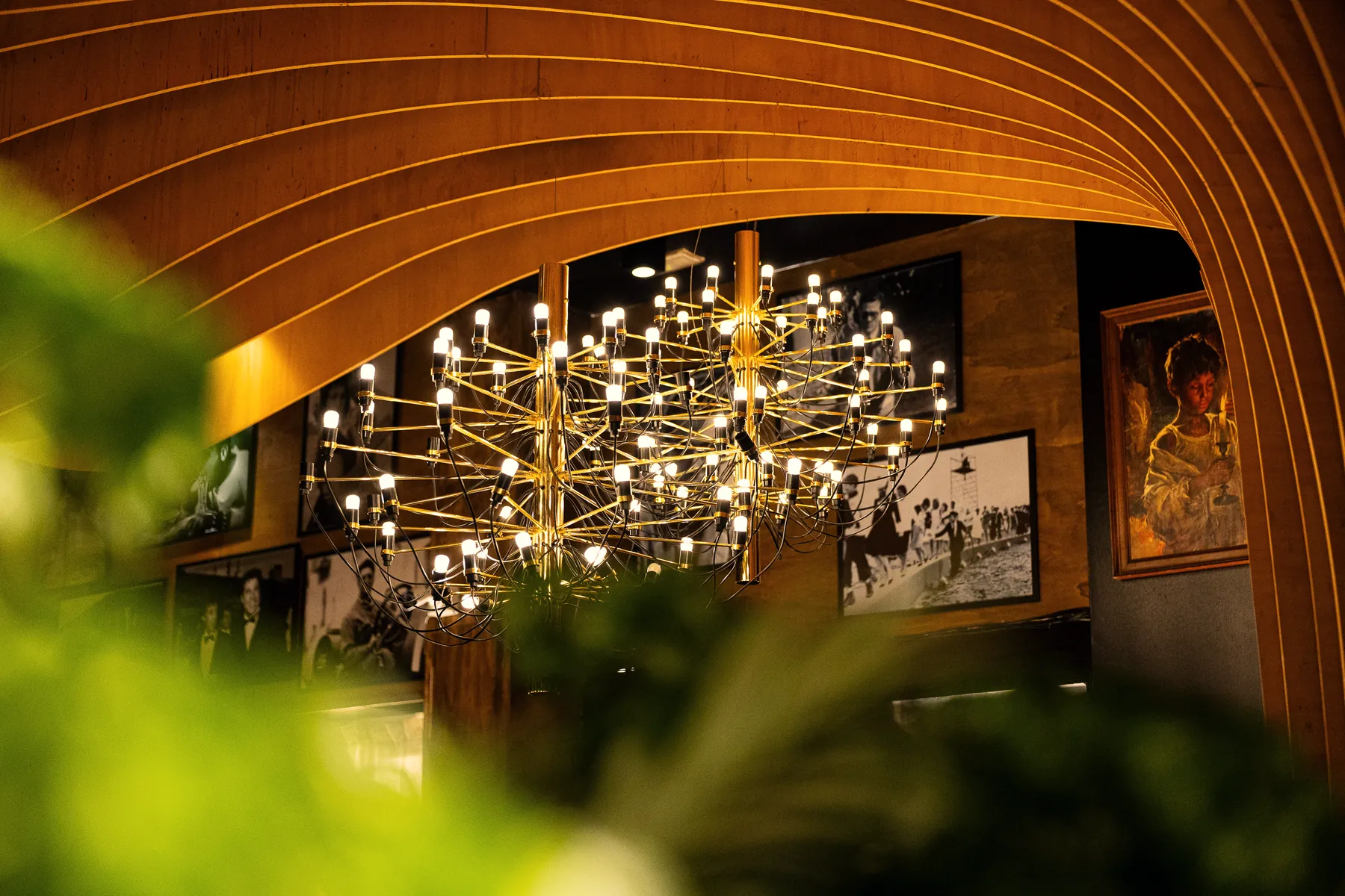 Il soffitto in legno e il lampadario dorato