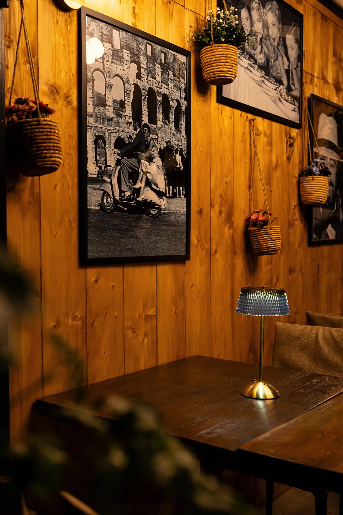 Angolo della sala con fotografie storiche e luce calda