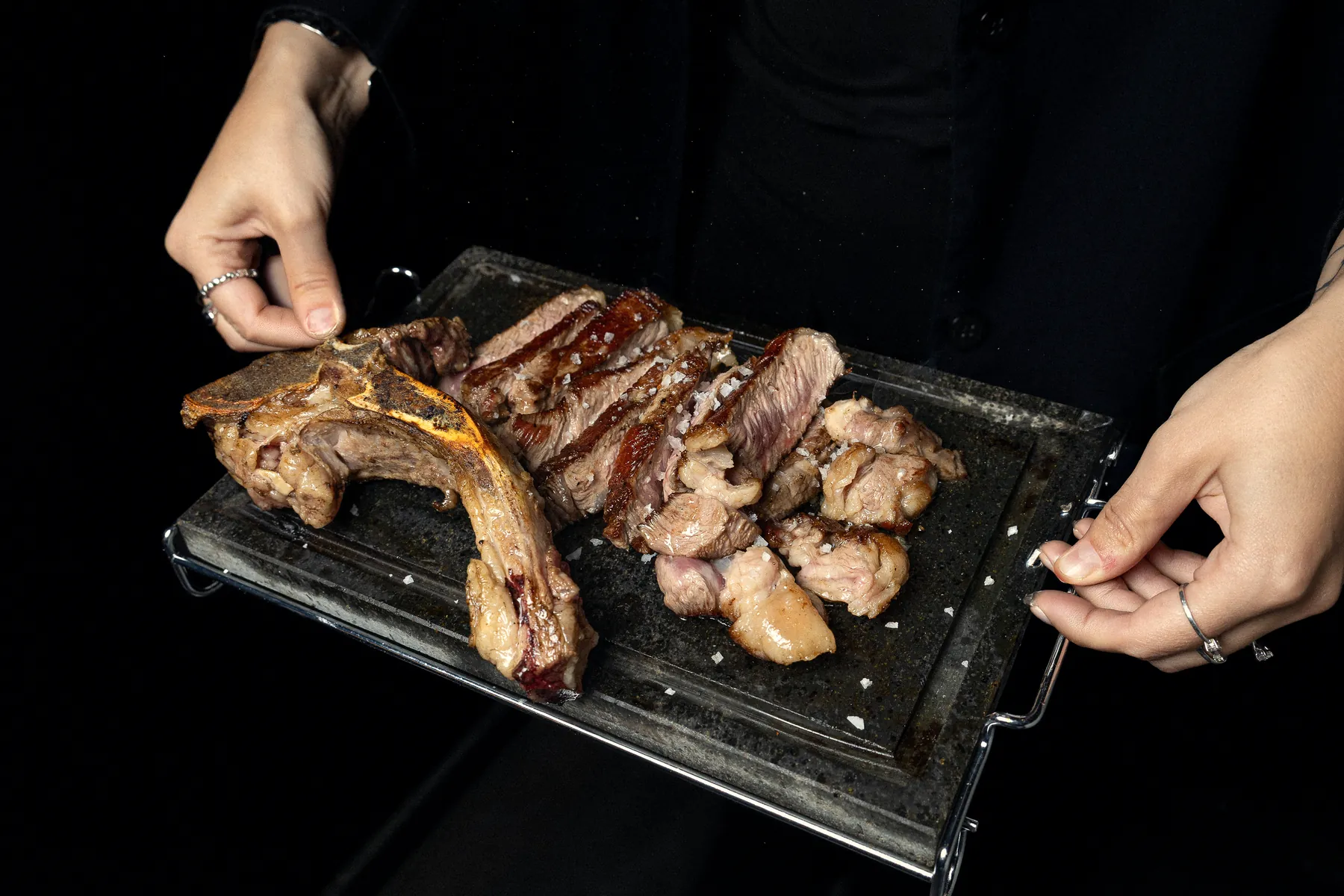 Costata e tagliata servite su una piastra