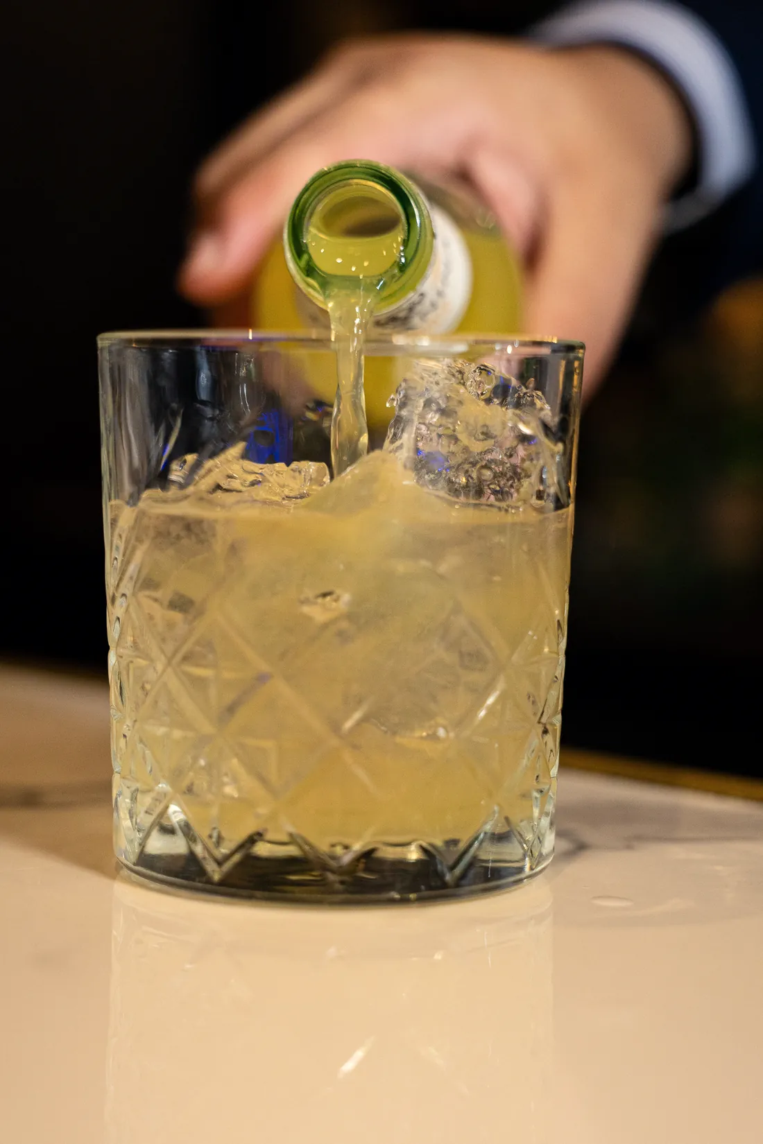 Un drink che viene versato nel bicchiere