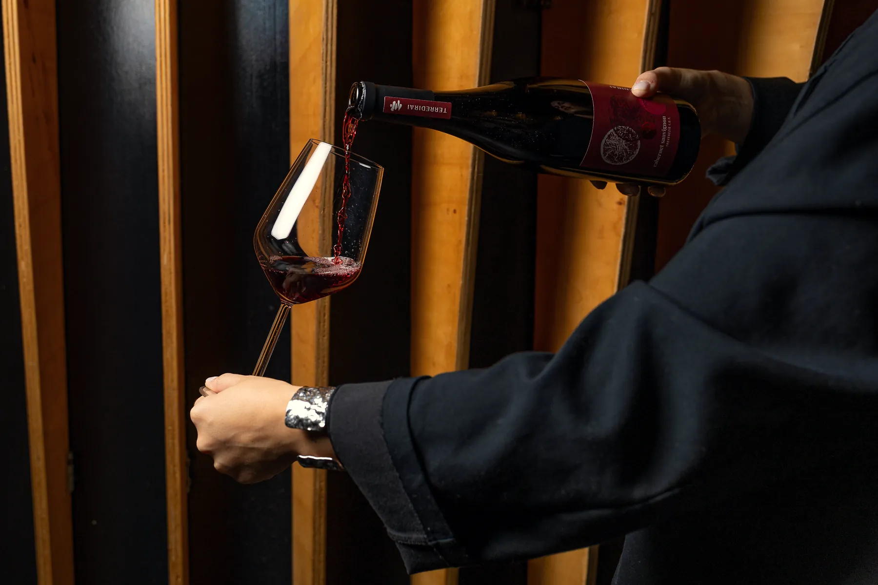 Si versa il vino rosso nel calice