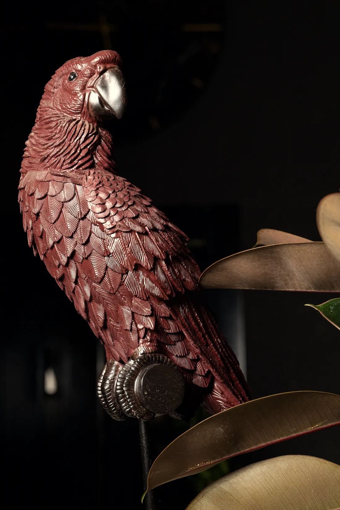 Un pappagallo decorativo rosso